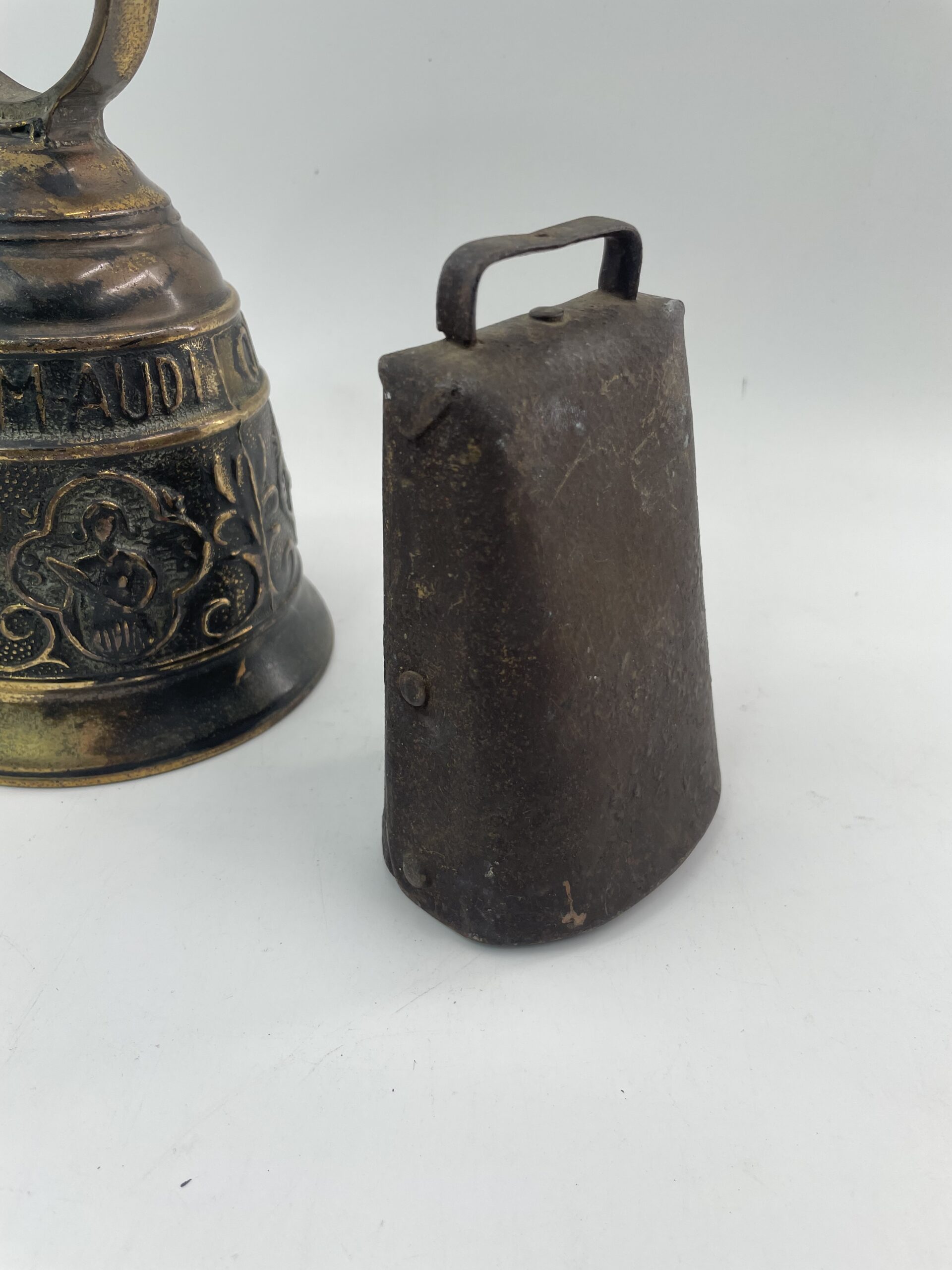 Lot # 84 – Brass bells, antique cowbell - Image 2