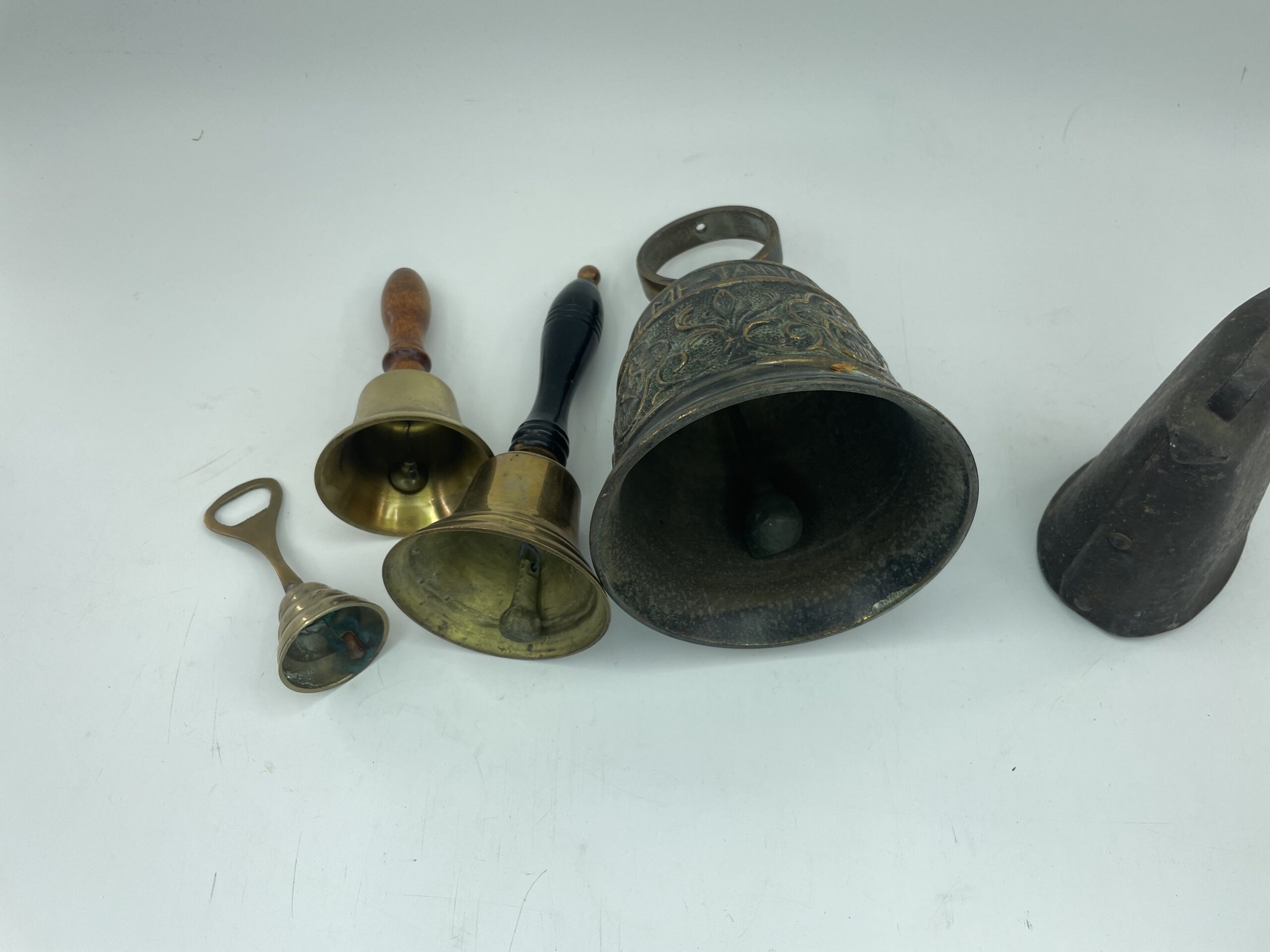 Lot # 84 – Brass bells, antique cowbell - Image 4