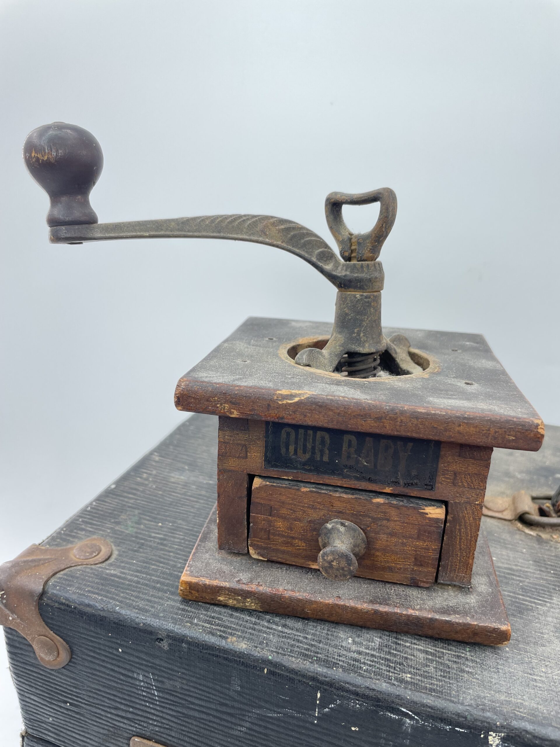 Lot # 83 – Antique Doctors contraption box, cast iron hanging monkey hooks, small grinder & more! - Image 5