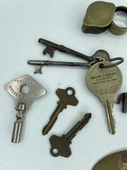 Lot # 81 – Trinket box lot. Vintage Alcatraz prison tags, old keys, casino Monte Carlo brass tin, Coca-Cola wall bottle opener, & more - Image 3