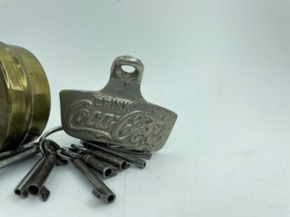 Lot # 81 – Trinket box lot. Vintage Alcatraz prison tags, old keys, casino Monte Carlo brass tin, Coca-Cola wall bottle opener, & more - Image 7