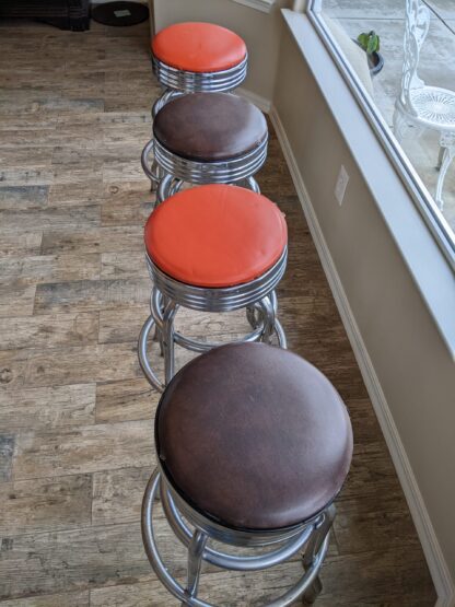 Lot # 19 – Vintage swiveling Diner bar stools - Image 2