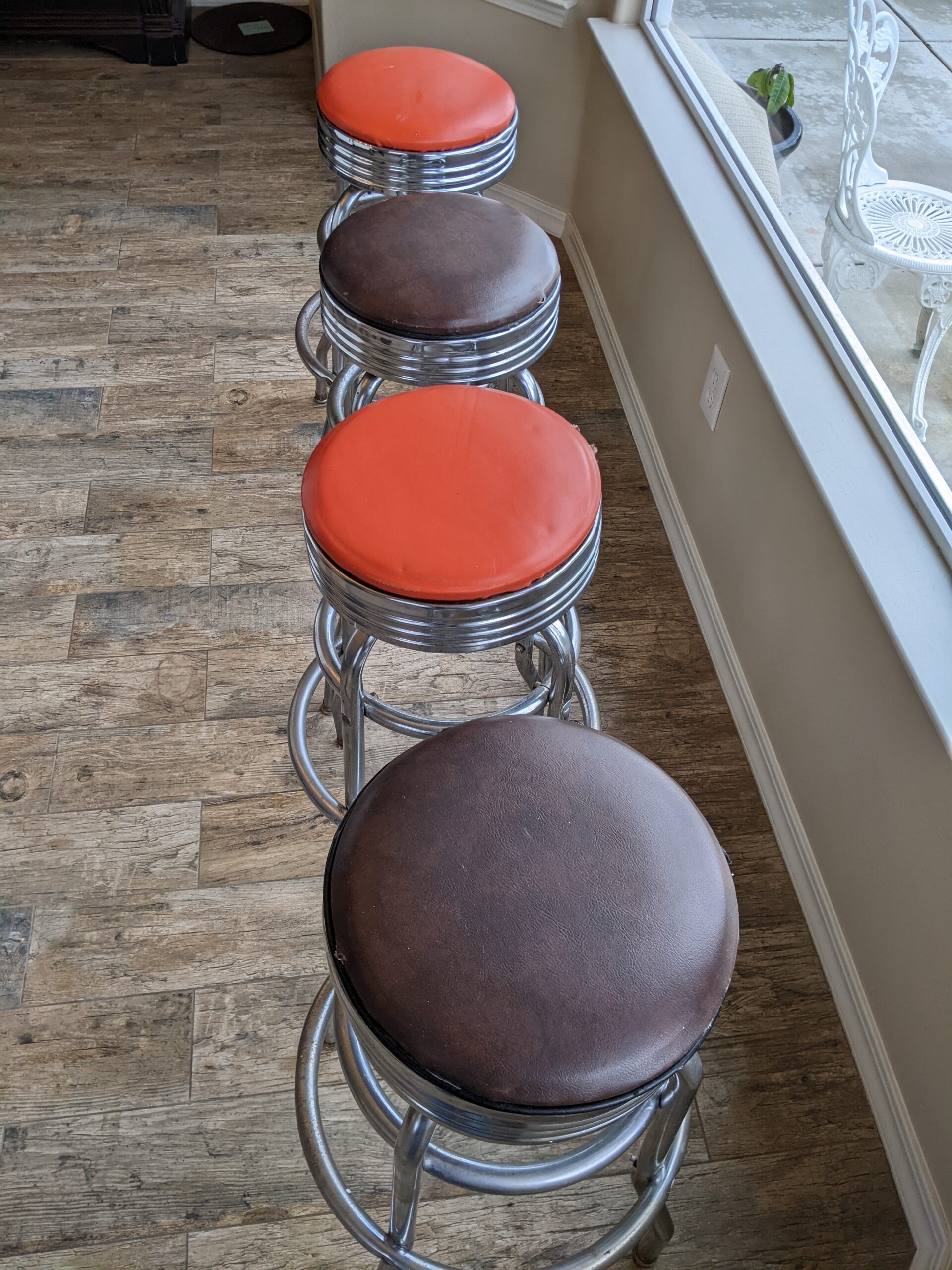 Lot # 19 – Vintage swiveling Diner bar stools - Image 2