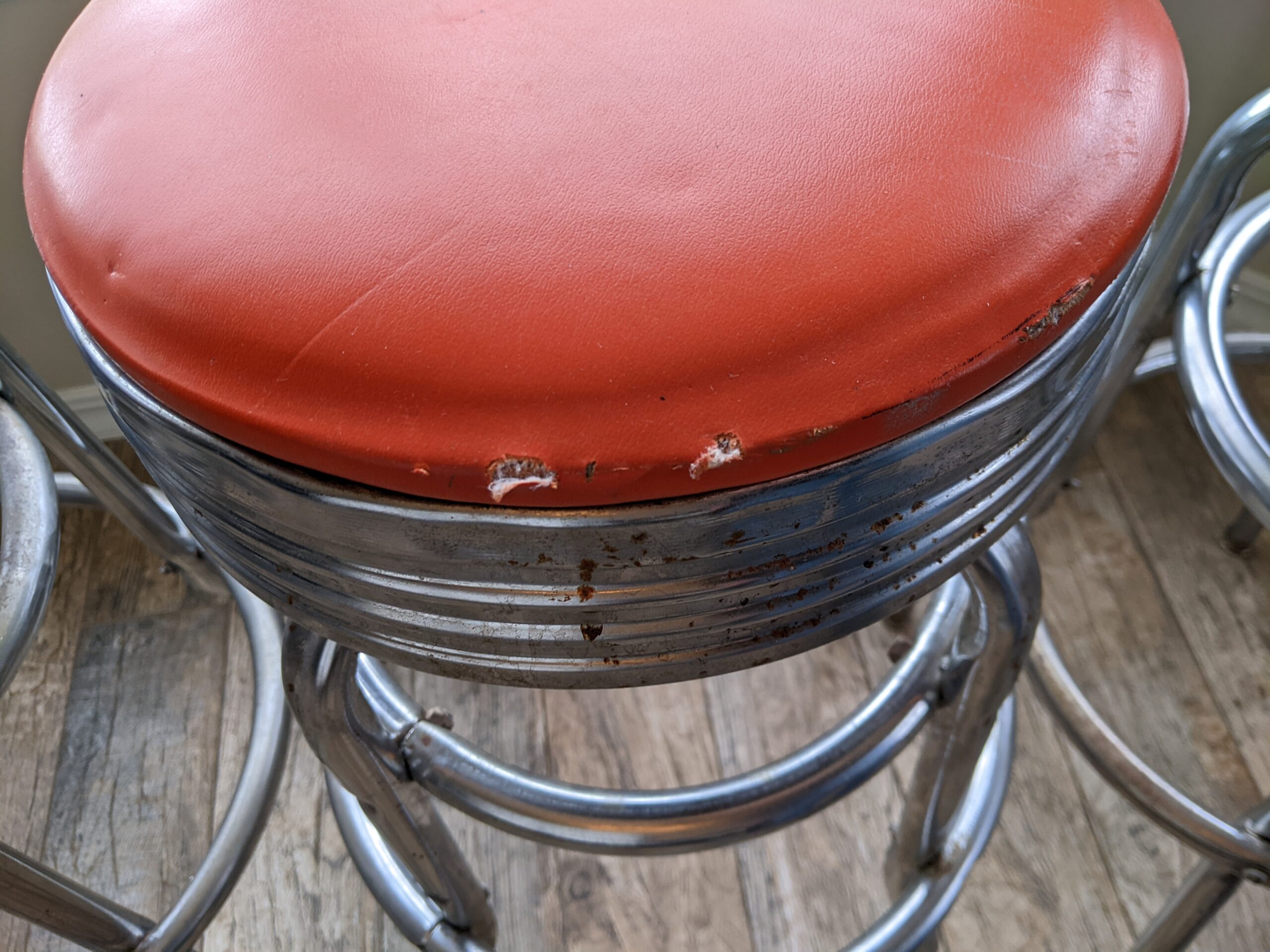 Lot # 19 – Vintage swiveling Diner bar stools - Image 3
