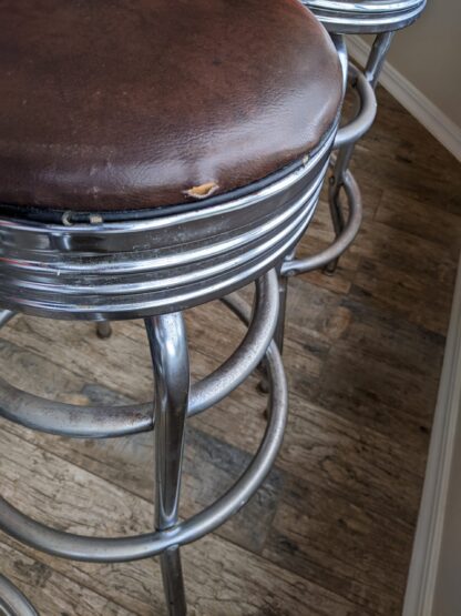 Lot # 19 – Vintage swiveling Diner bar stools - Image 4