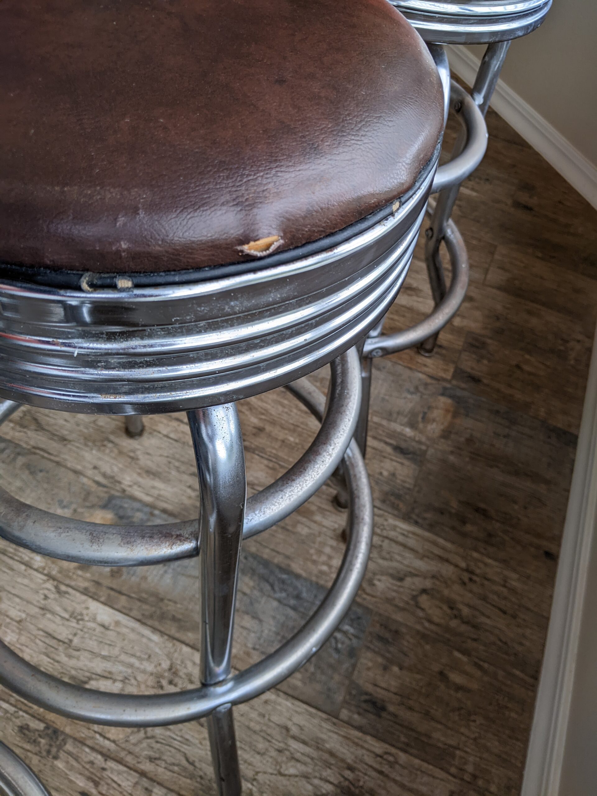 Lot # 19 – Vintage swiveling Diner bar stools - Image 4