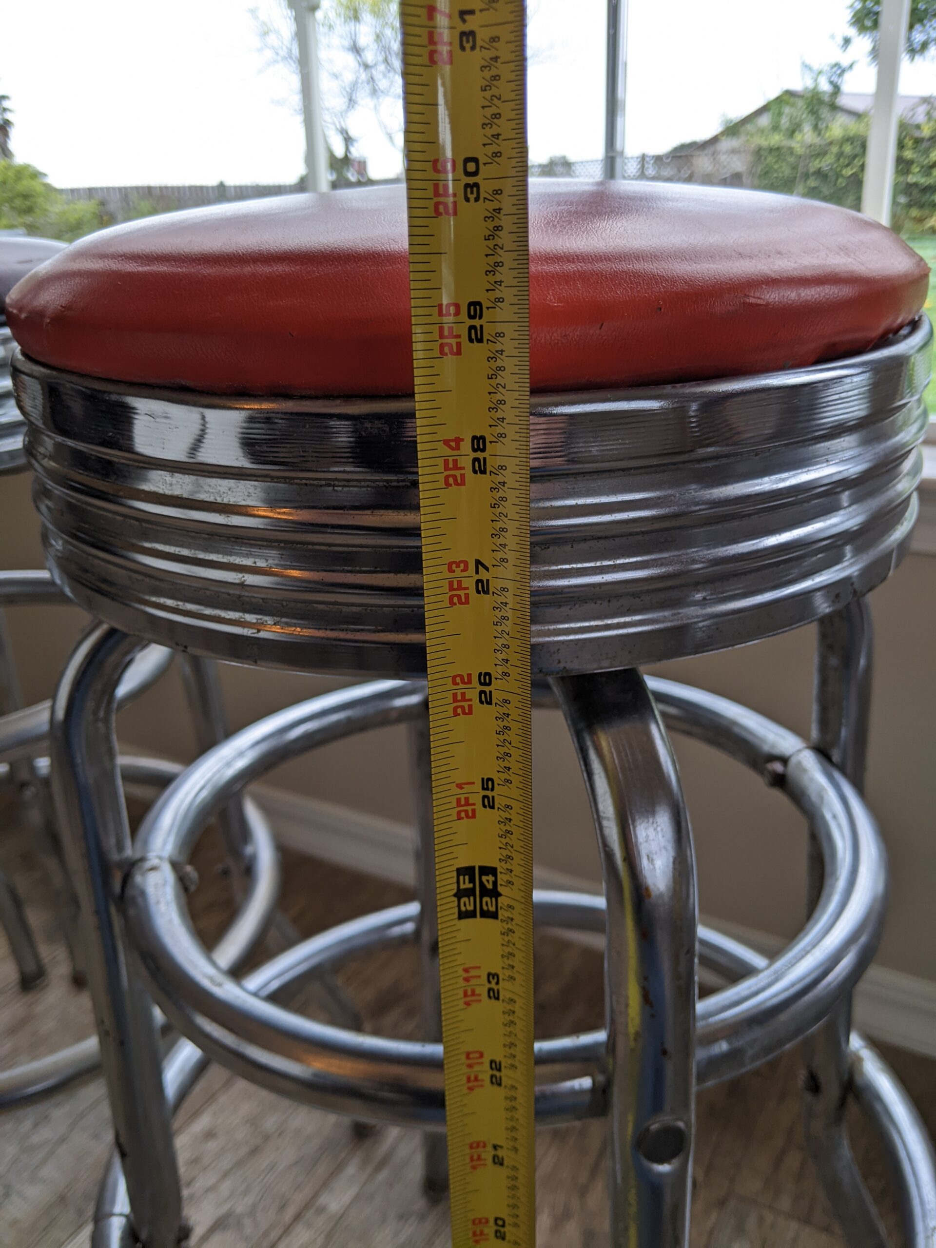 Lot # 19 – Vintage swiveling Diner bar stools - Image 5