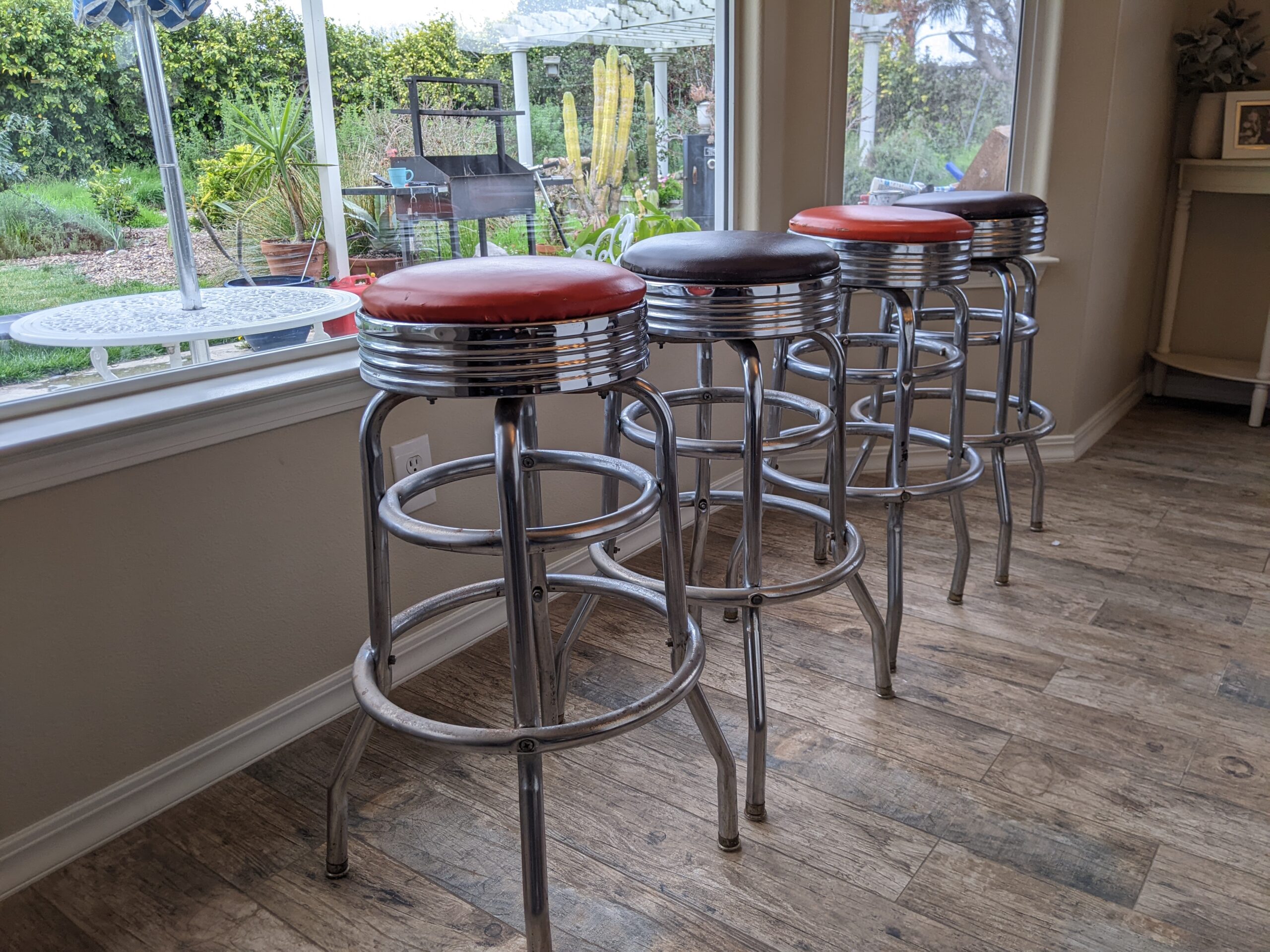 Lot # 19 – Vintage swiveling Diner bar stools - Image 6