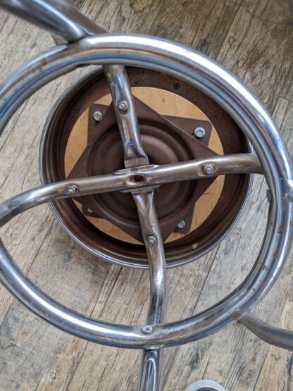 Lot # 19 – Vintage swiveling Diner bar stools - Image 7