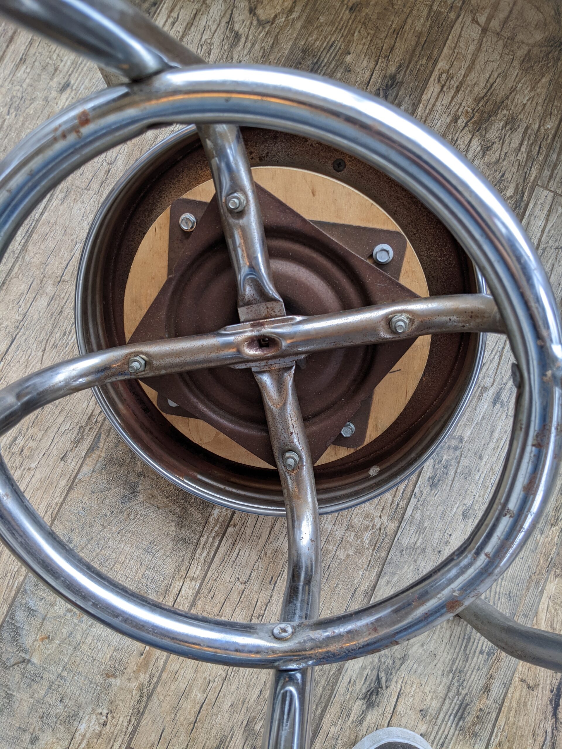 Lot # 19 – Vintage swiveling Diner bar stools - Image 7
