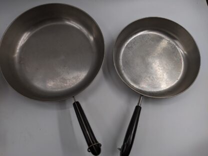 Lot # 18 – Pans. Wagner Ware, Griswold cast iron & more - Image 8
