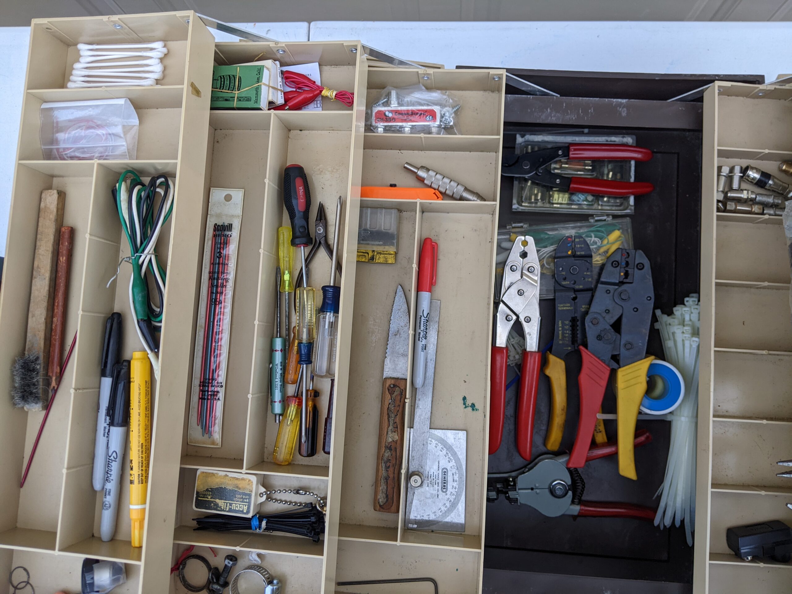 Lot # 22 – 2 boxes with electrical supplies - Image 3