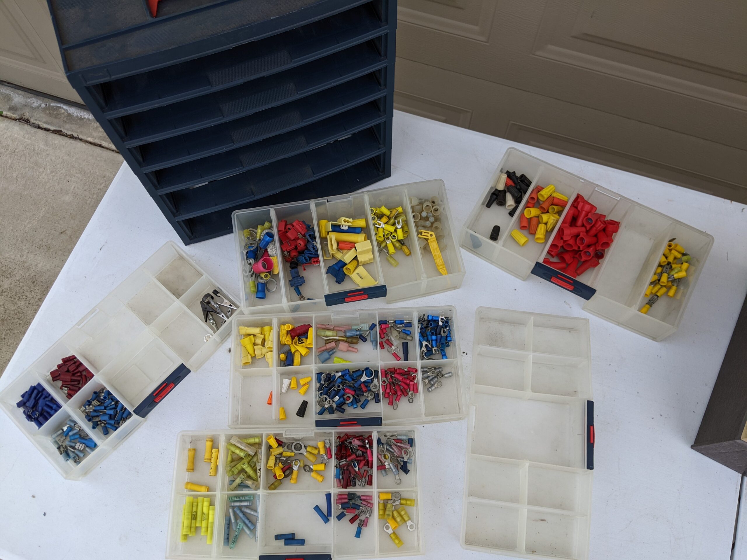 Lot # 22 – 2 boxes with electrical supplies - Image 5