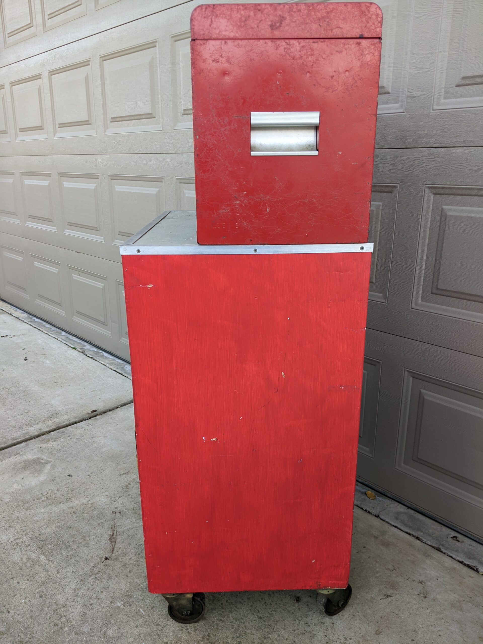 Lot # 20 – Red rolling tool chest / cabinet combo w/ a large assortment of tools. - Image 2