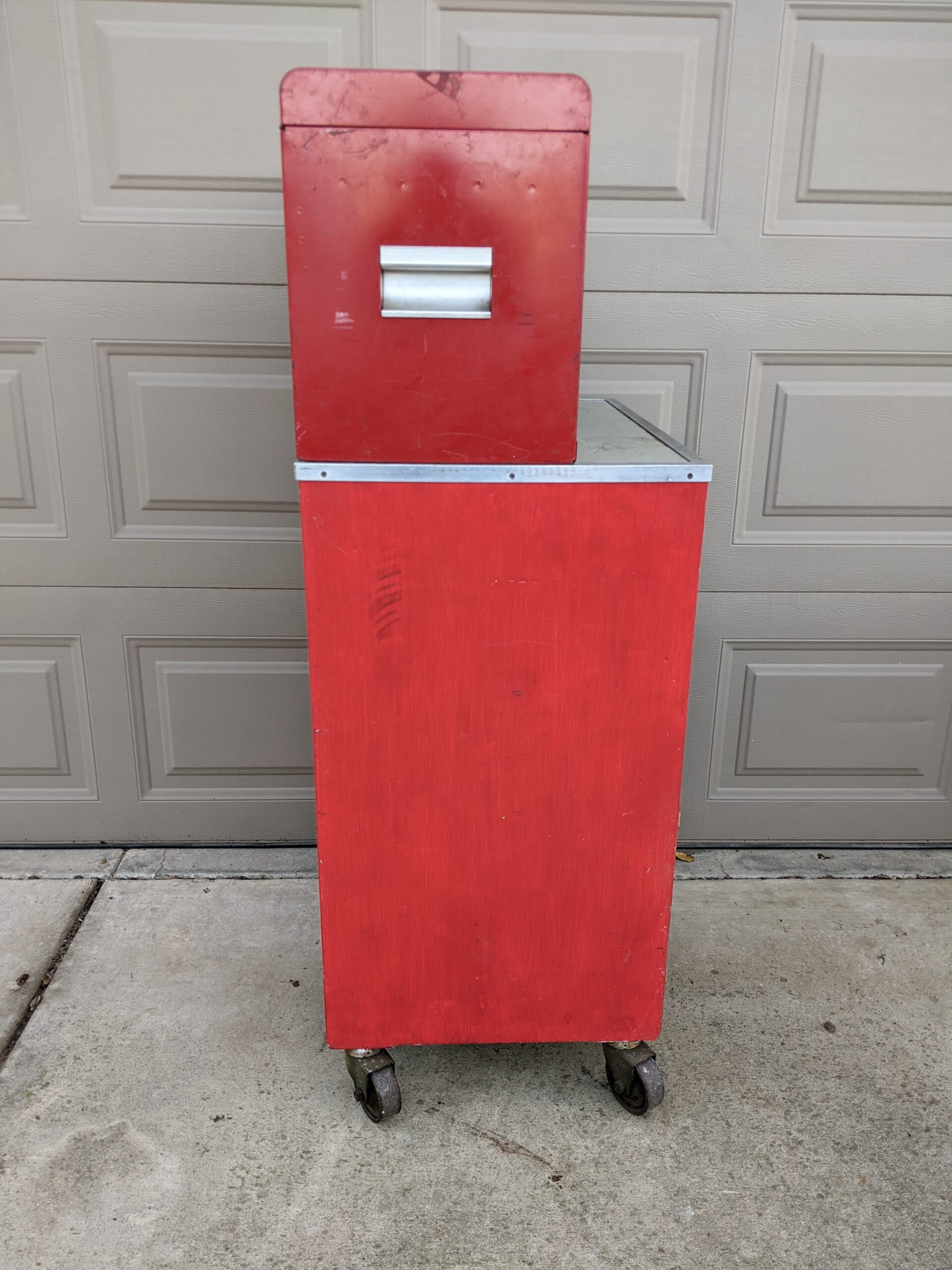 Lot # 20 – Red rolling tool chest / cabinet combo w/ a large assortment of tools. - Image 3
