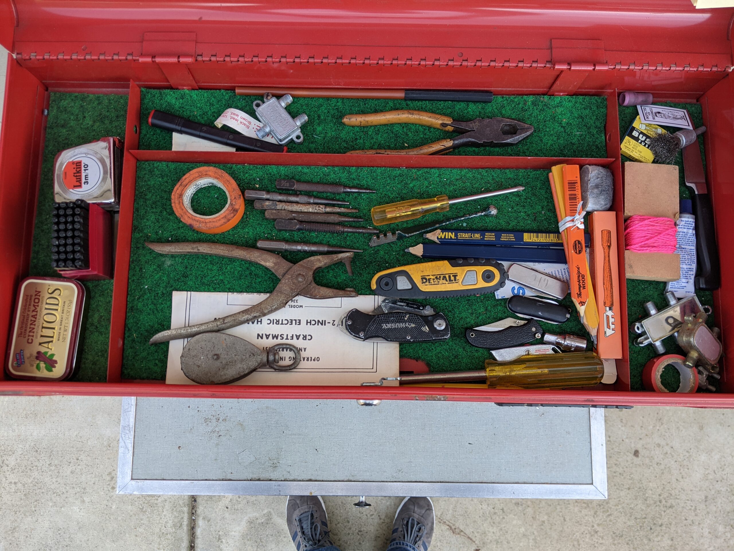 Lot # 20 – Red rolling tool chest / cabinet combo w/ a large assortment of tools. - Image 6