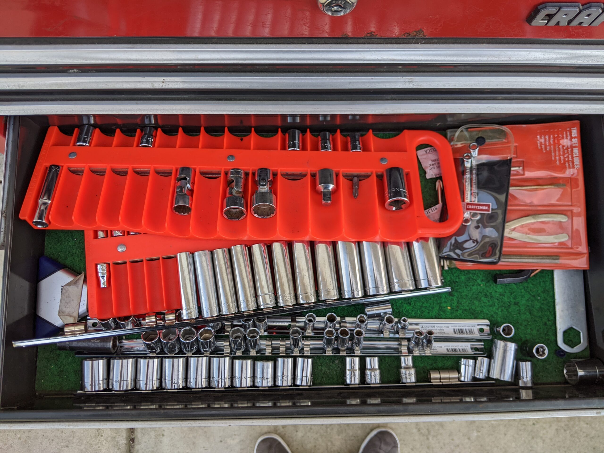 Lot # 20 – Red rolling tool chest / cabinet combo w/ a large assortment of tools. - Image 10