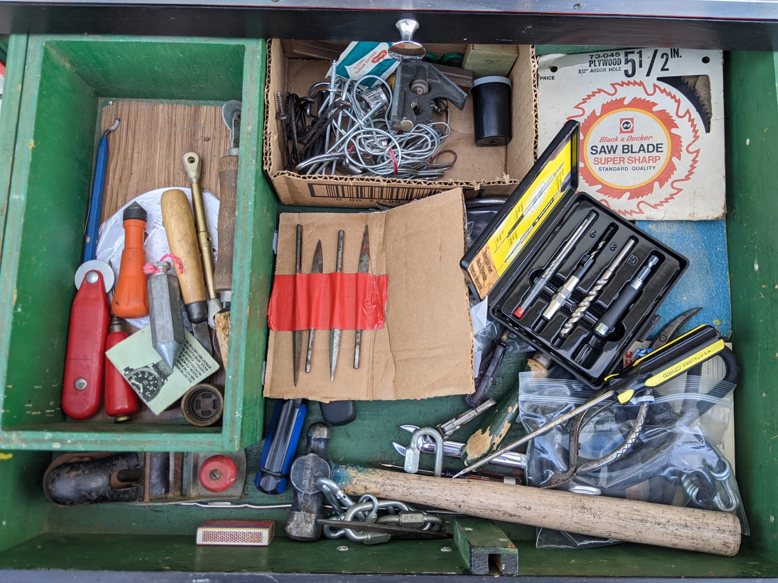 Lot # 20 – Red rolling tool chest / cabinet combo w/ a large assortment of tools. - Image 12