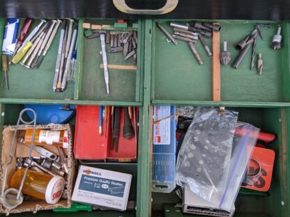 Lot # 20 – Red rolling tool chest / cabinet combo w/ a large assortment of tools. - Image 13