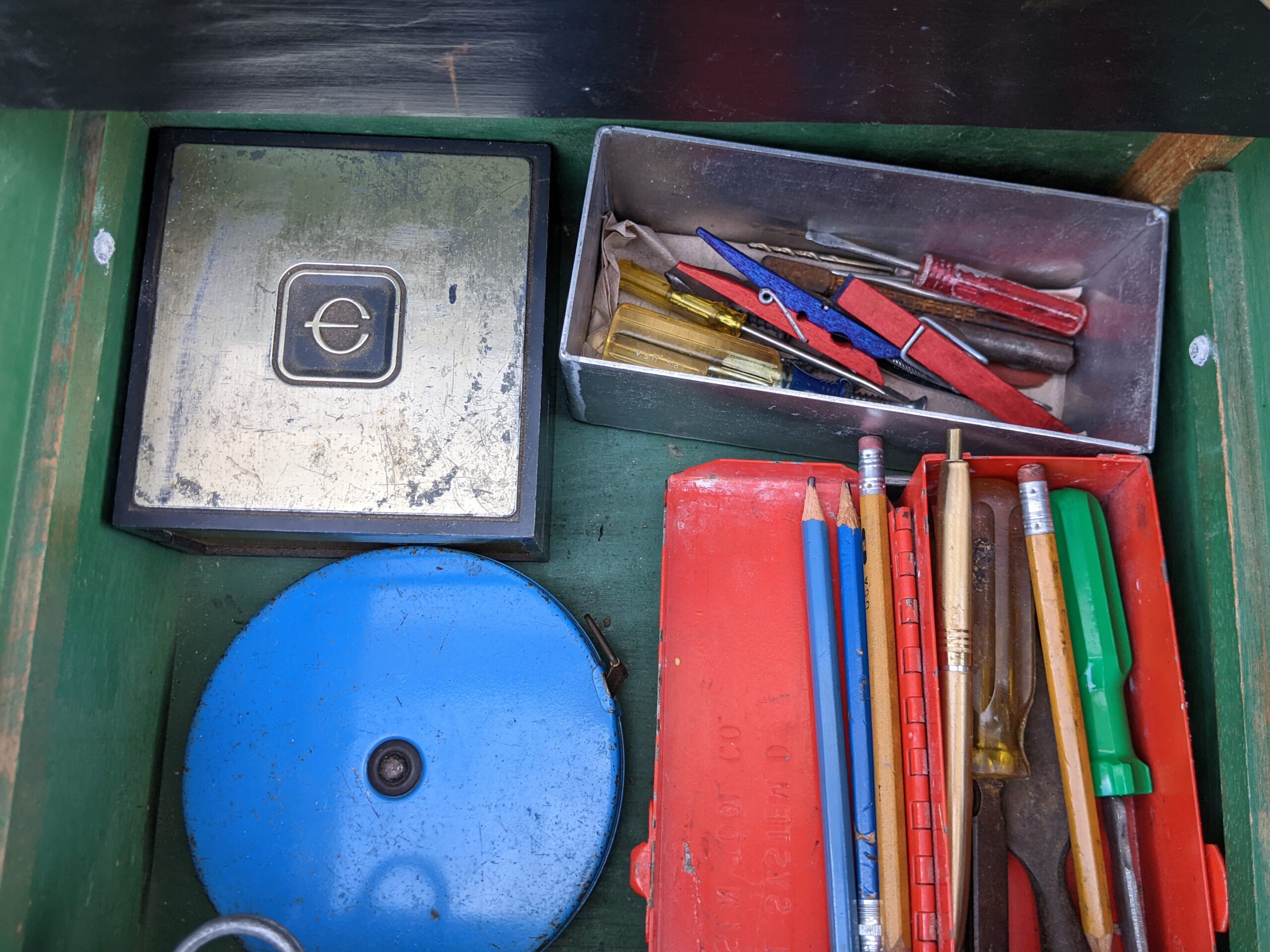 Lot # 20 – Red rolling tool chest / cabinet combo w/ a large assortment of tools. - Image 14