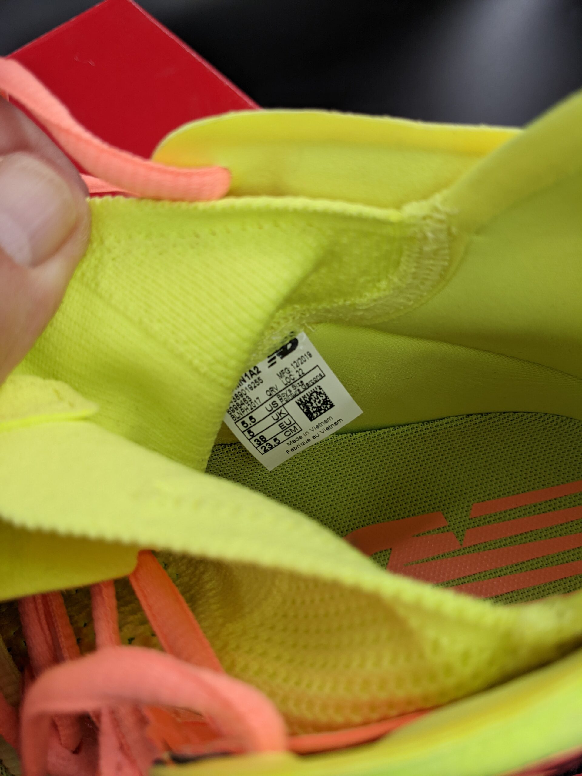 Lot # 4 – New Balance Kawhi Leonard Sunrise Basketball Shoes Size: 5.5 youth/kids NIB - Image 10