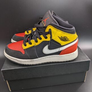 Lot # 6 - Air Jordan 1 Mid SE Black team orange Amarillo Size:4 youth Gently use in Box
