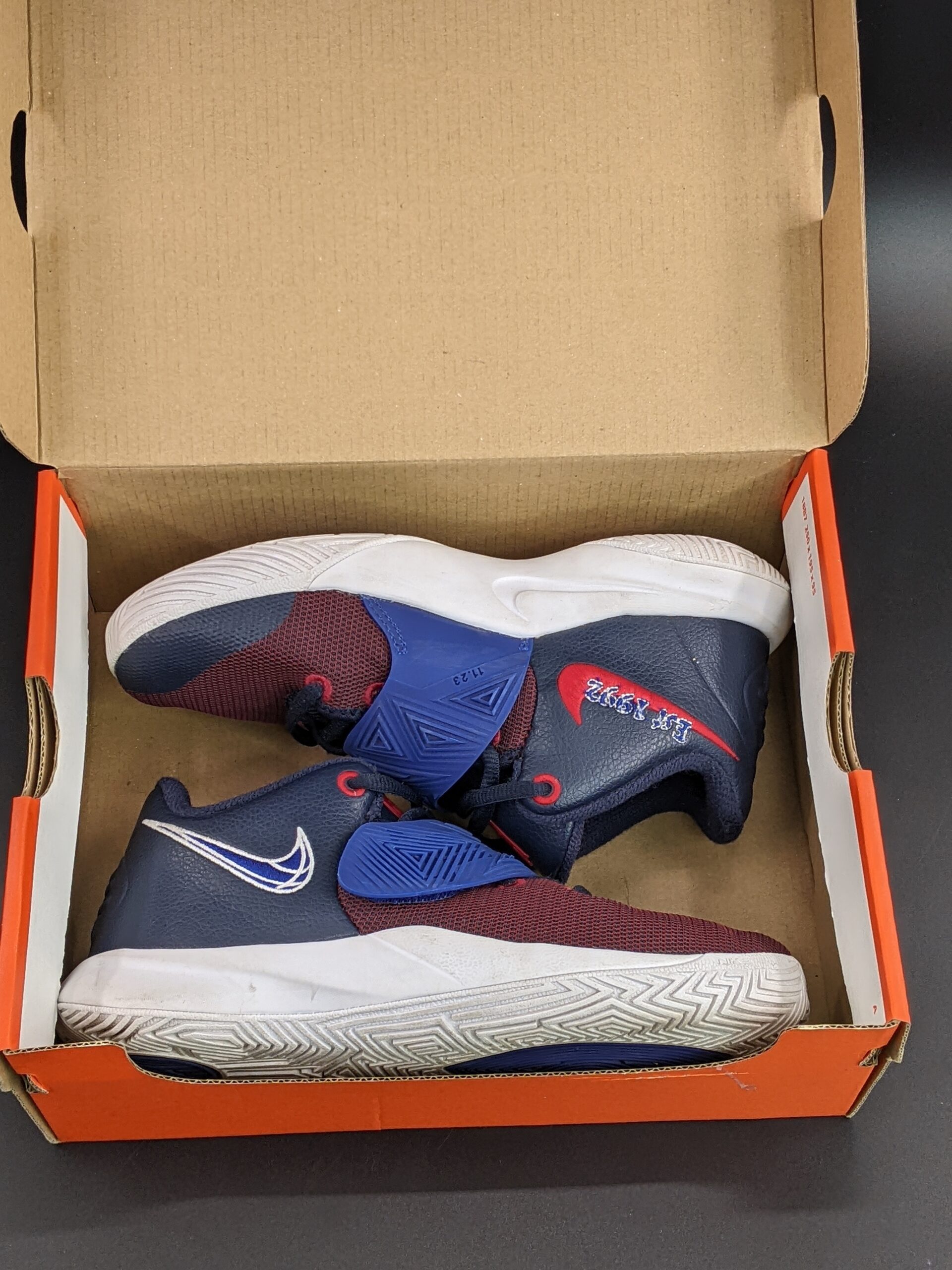 Lot # 14 – Nike Kyrie Flytrap lll Basketball Shoes Youth Size: 1.5y gently wore w/ Box - Image 2
