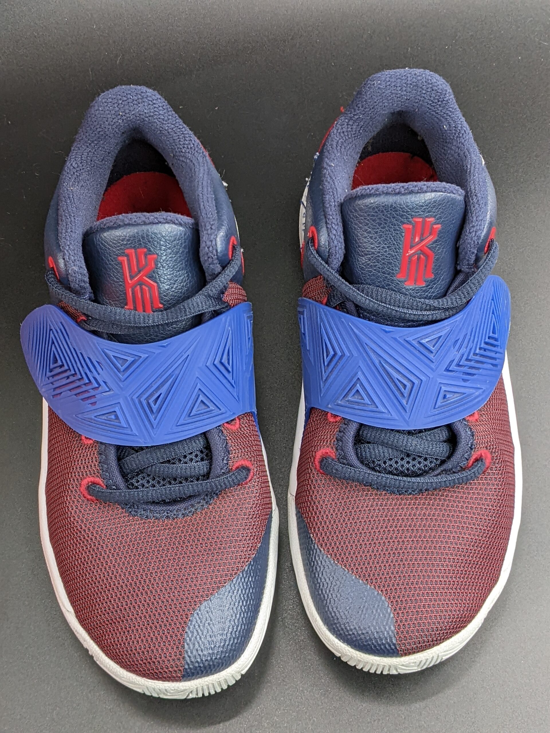 Lot # 14 – Nike Kyrie Flytrap lll Basketball Shoes Youth Size: 1.5y gently wore w/ Box - Image 3