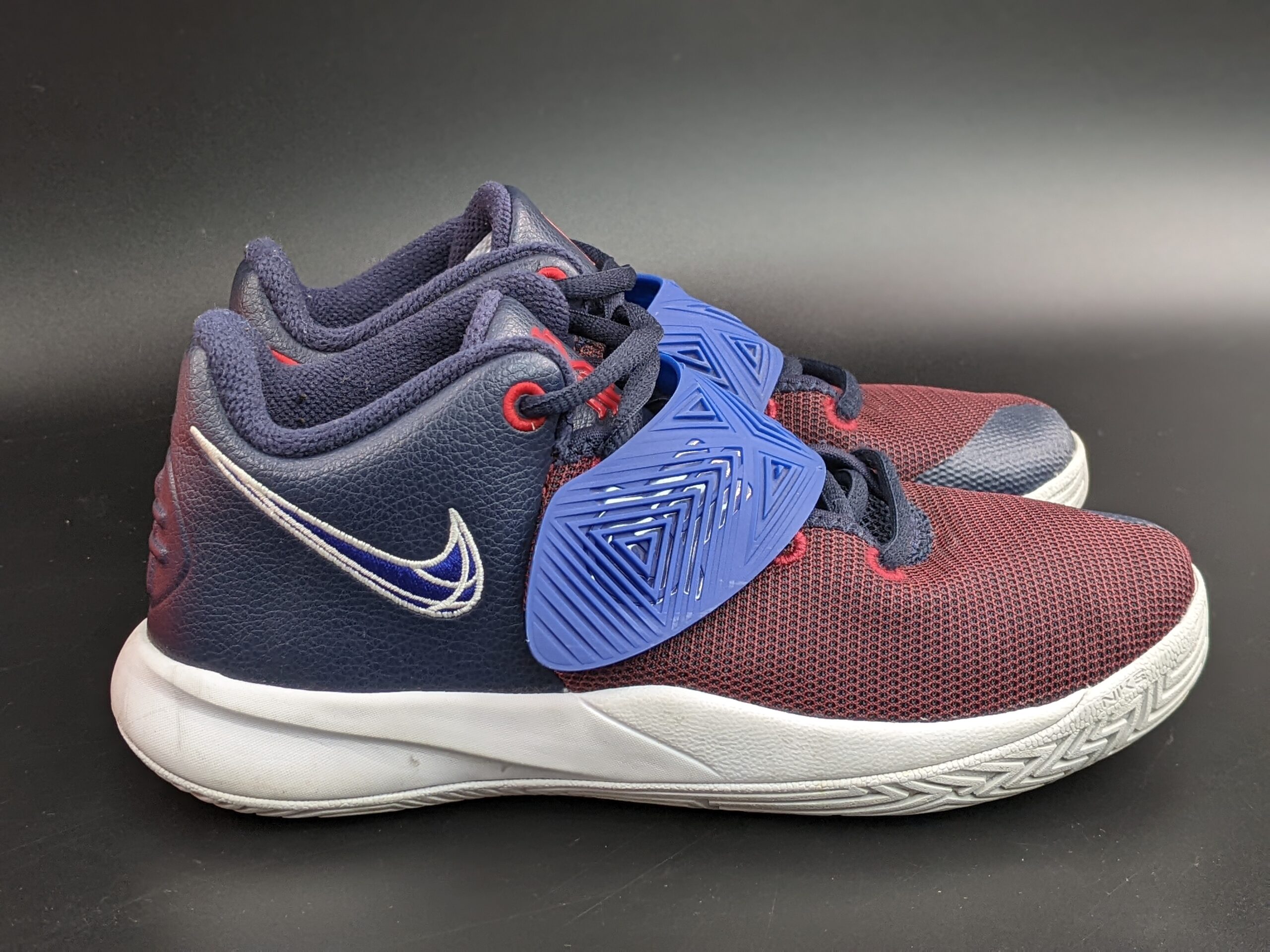 Lot # 14 – Nike Kyrie Flytrap lll Basketball Shoes Youth Size: 1.5y gently wore w/ Box - Image 4