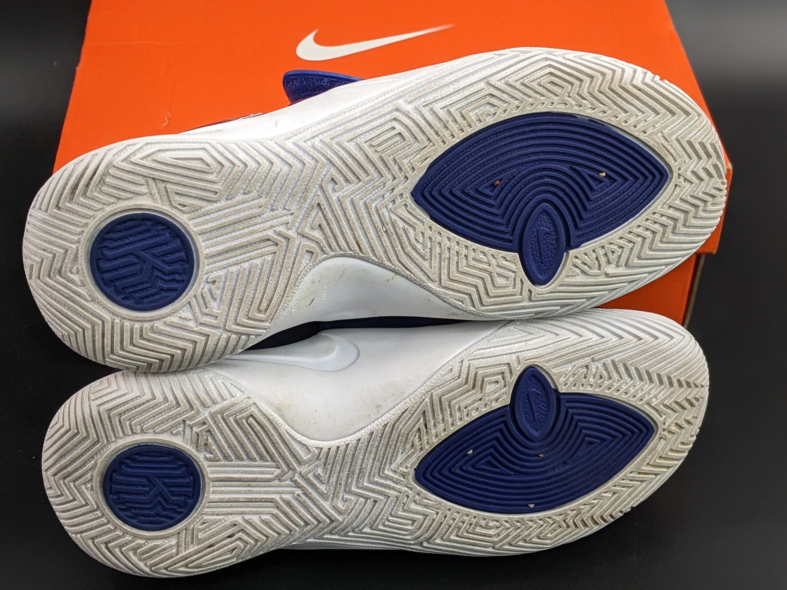 Lot # 14 – Nike Kyrie Flytrap lll Basketball Shoes Youth Size: 1.5y gently wore w/ Box - Image 6