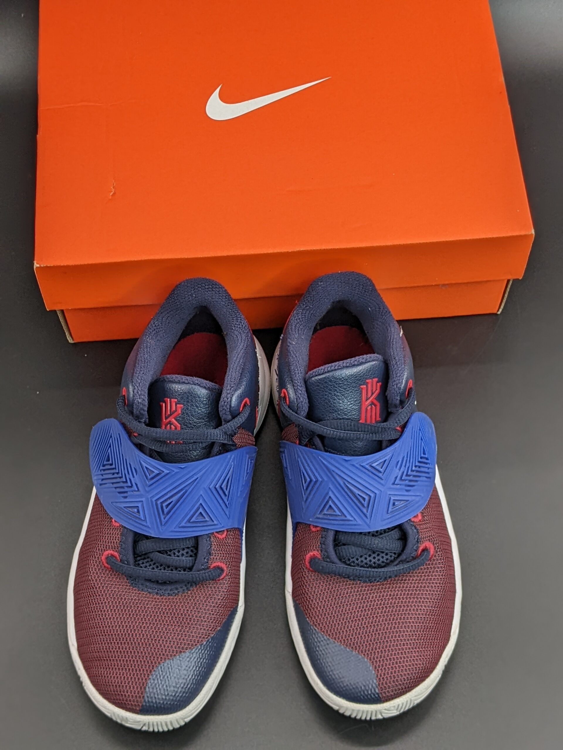 Lot # 14 – Nike Kyrie Flytrap lll Basketball Shoes Youth Size: 1.5y gently wore w/ Box