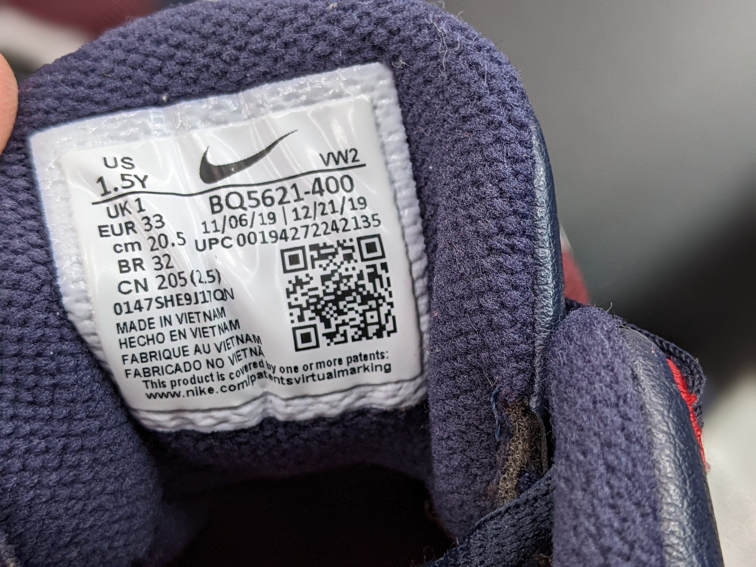 Lot # 14 – Nike Kyrie Flytrap lll Basketball Shoes Youth Size: 1.5y gently wore w/ Box - Image 7