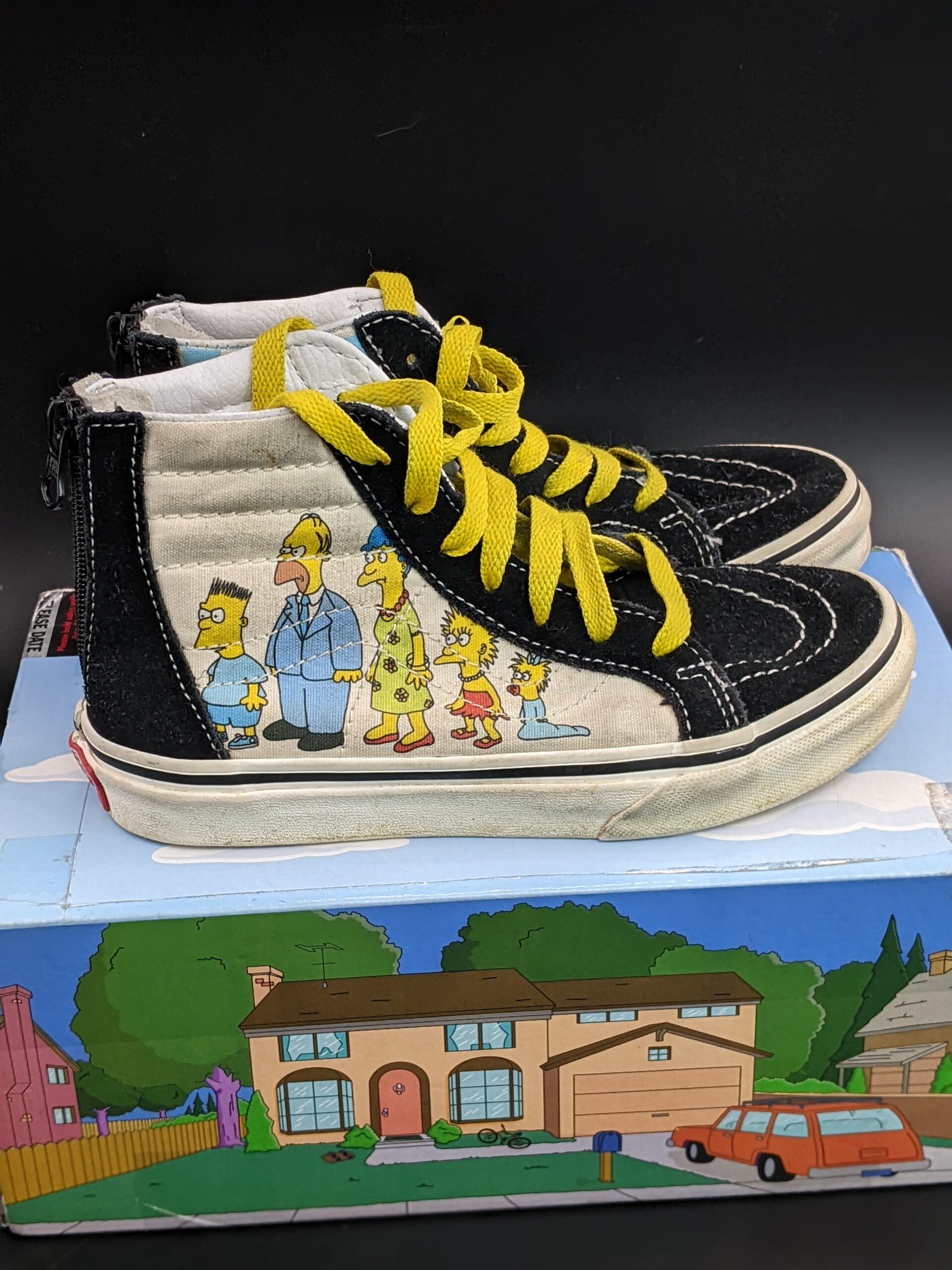 Lot # 15 – Collectable Vans The Simpsons Family Portrait 2020 sk8-Hi Zip Size: 1.5 Youth Used with Box