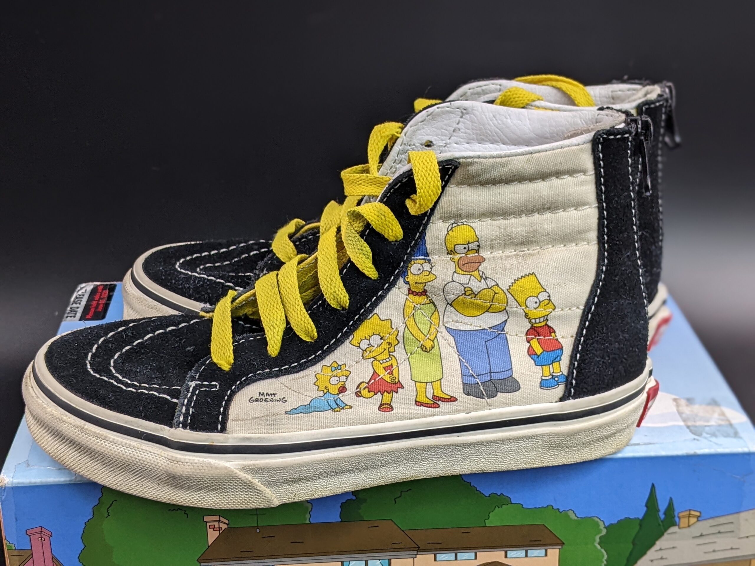 Lot # 15 – Collectable Vans The Simpsons Family Portrait 2020 sk8-Hi Zip Size: 1.5 Youth Used with Box - Image 4