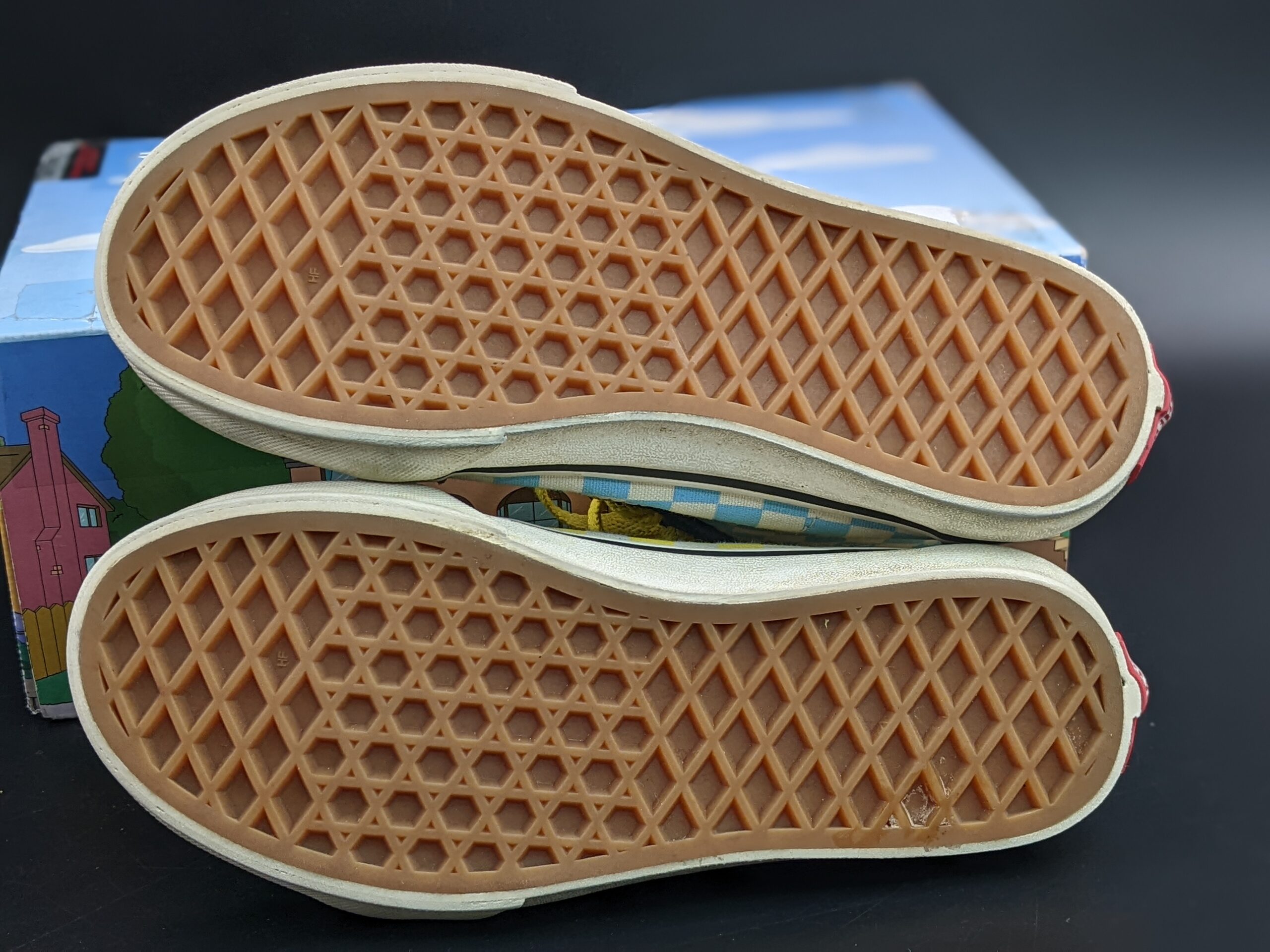 Lot # 15 – Collectable Vans The Simpsons Family Portrait 2020 sk8-Hi Zip Size: 1.5 Youth Used with Box - Image 8