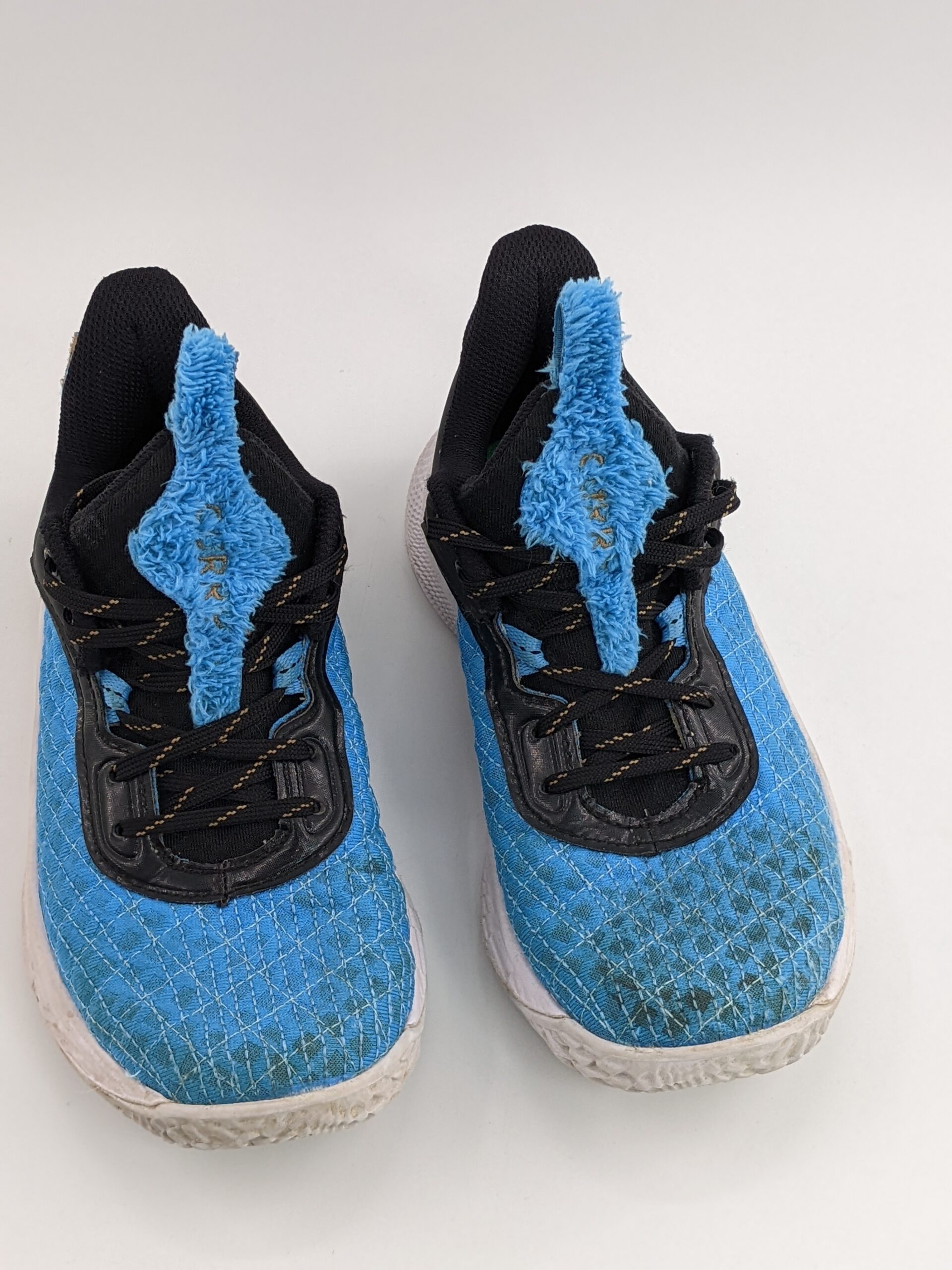 Lot # 19 – Collectable Under Armour Stephen Curry Flow 9 Cookie Monster basketball shoes Sesame Street Size: youth 3y (Good used Condition) - Image 2