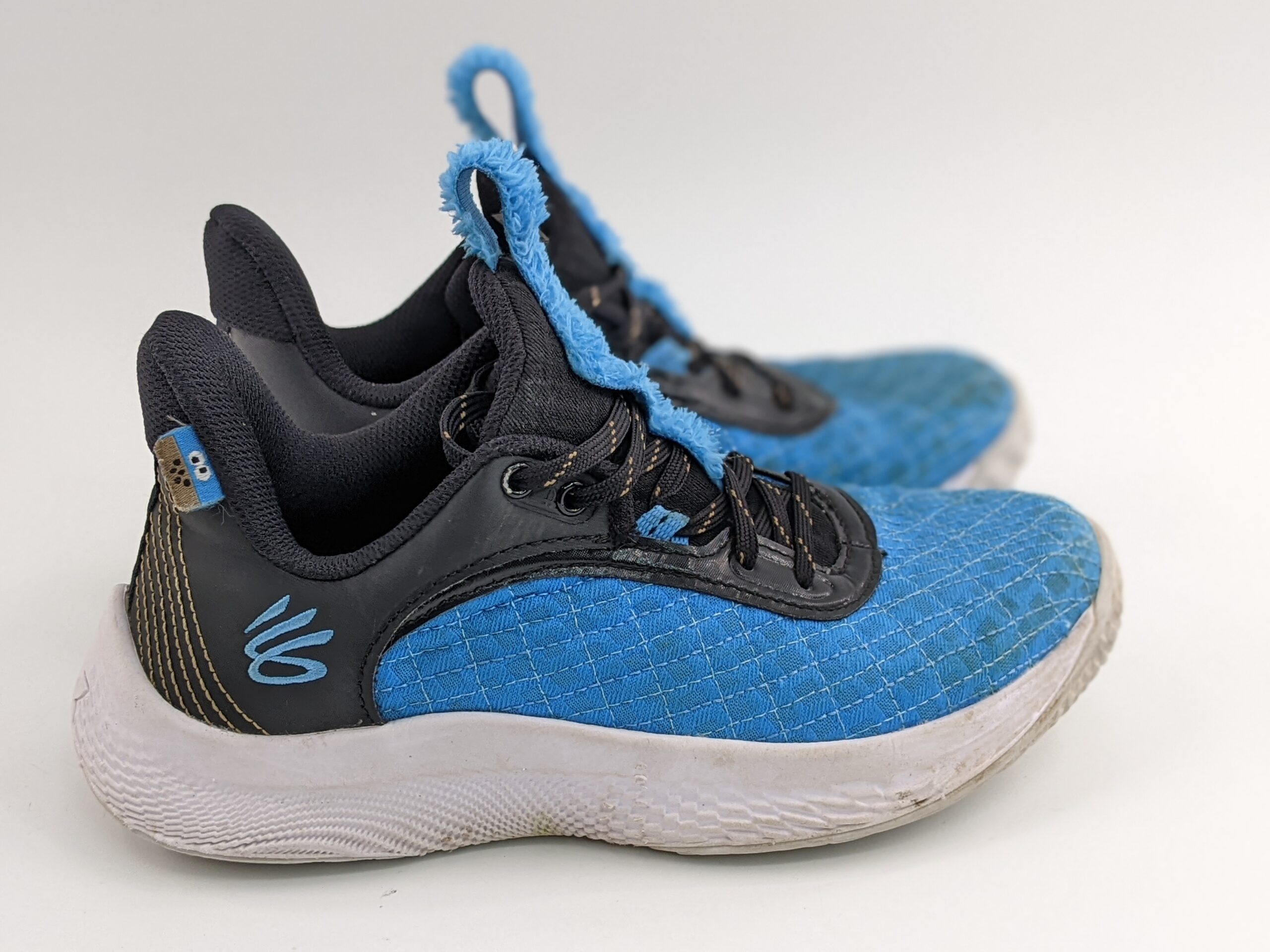 Lot # 19 – Collectable Under Armour Stephen Curry Flow 9 Cookie Monster basketball shoes Sesame Street Size: youth 3y (Good used Condition)