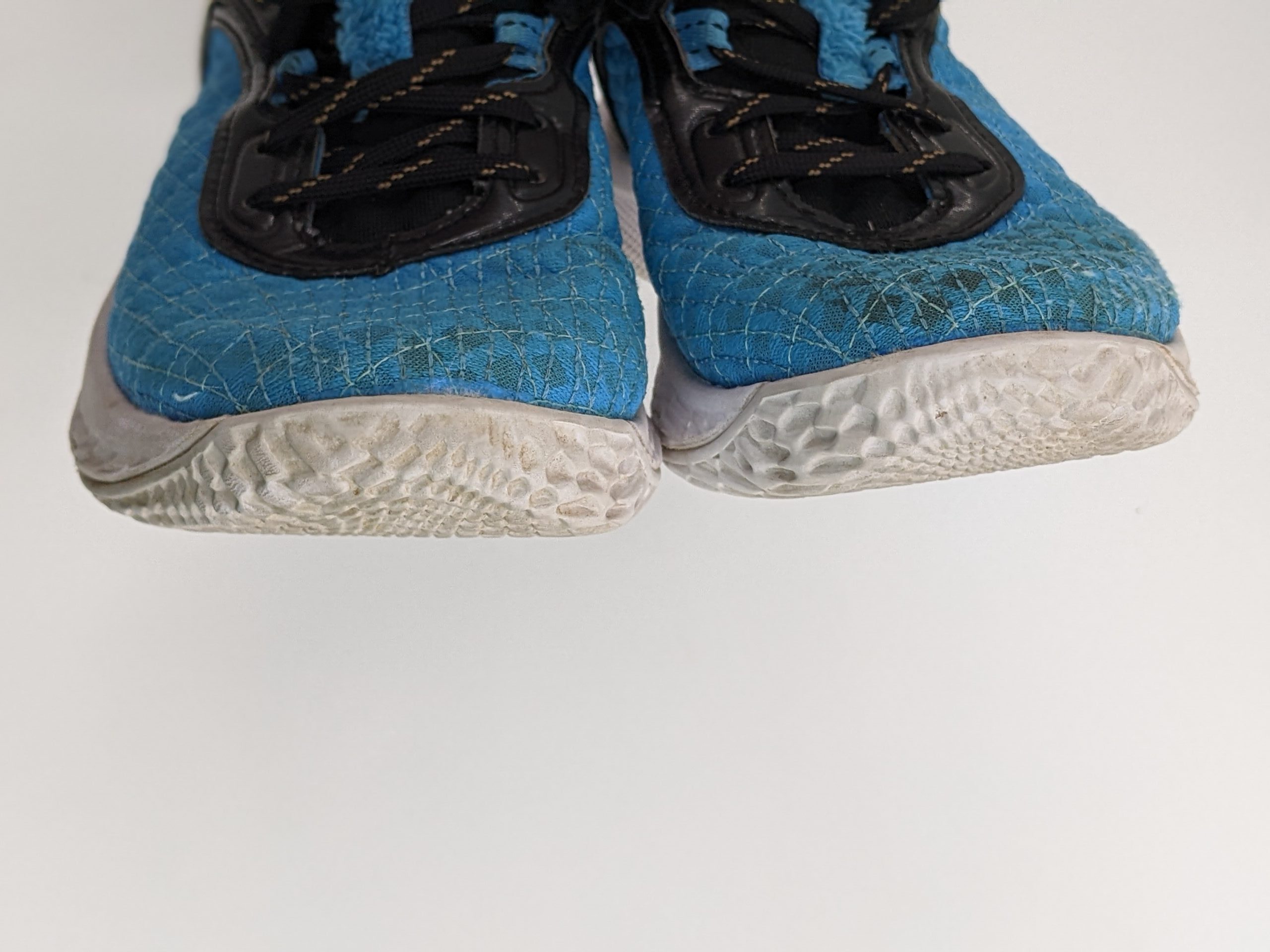 Lot # 19 – Collectable Under Armour Stephen Curry Flow 9 Cookie Monster basketball shoes Sesame Street Size: youth 3y (Good used Condition) - Image 8
