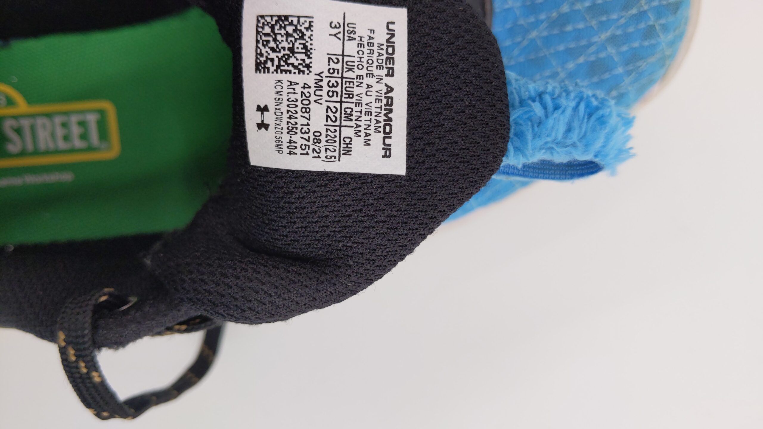 Lot # 19 – Collectable Under Armour Stephen Curry Flow 9 Cookie Monster basketball shoes Sesame Street Size: youth 3y (Good used Condition) - Image 6