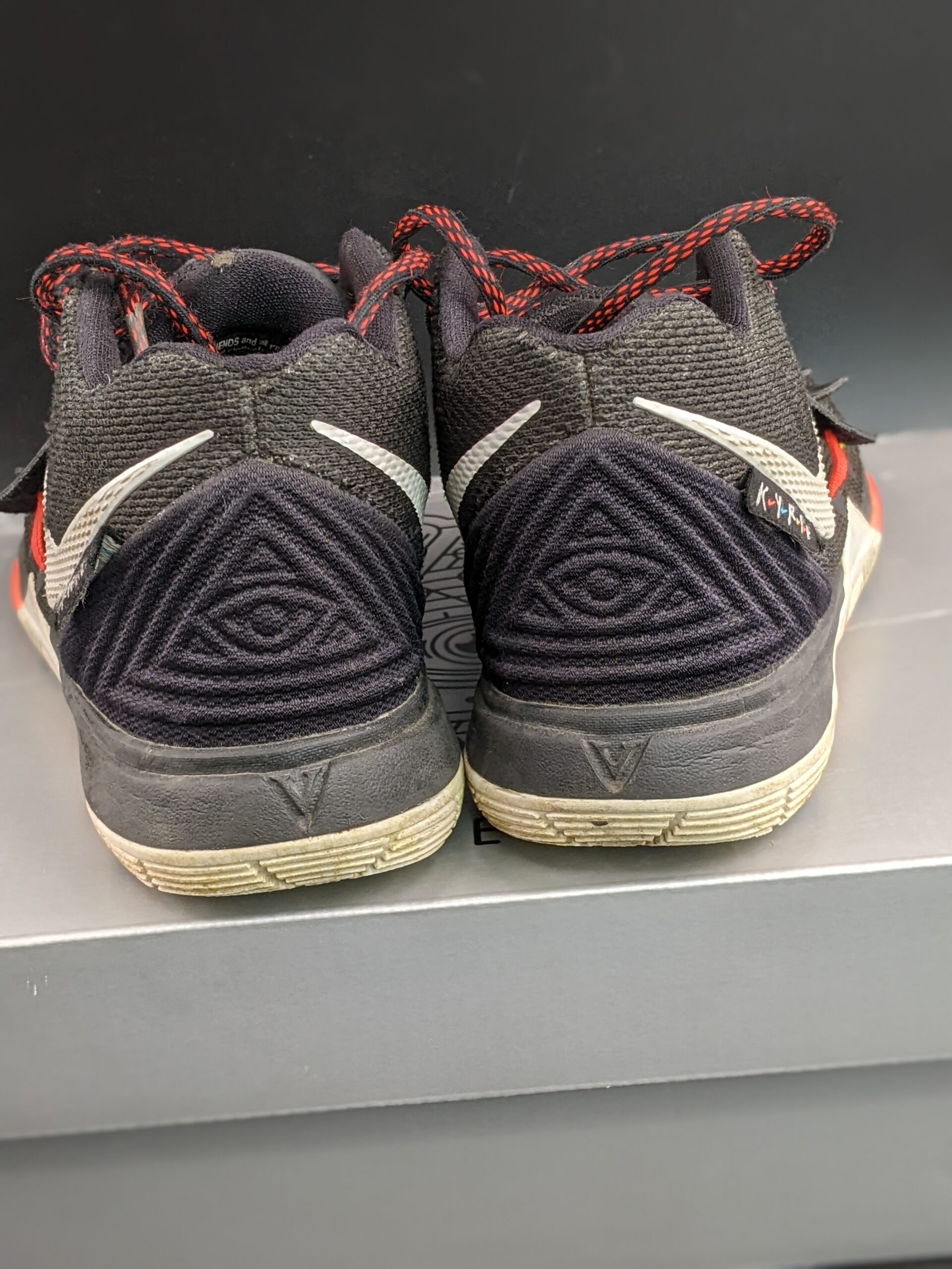 Lot # 24 – Collectable Nike Kyrie 5 SBSP Friends 2019 Size: 13c Childs  (used condition w/ box) - Image 3