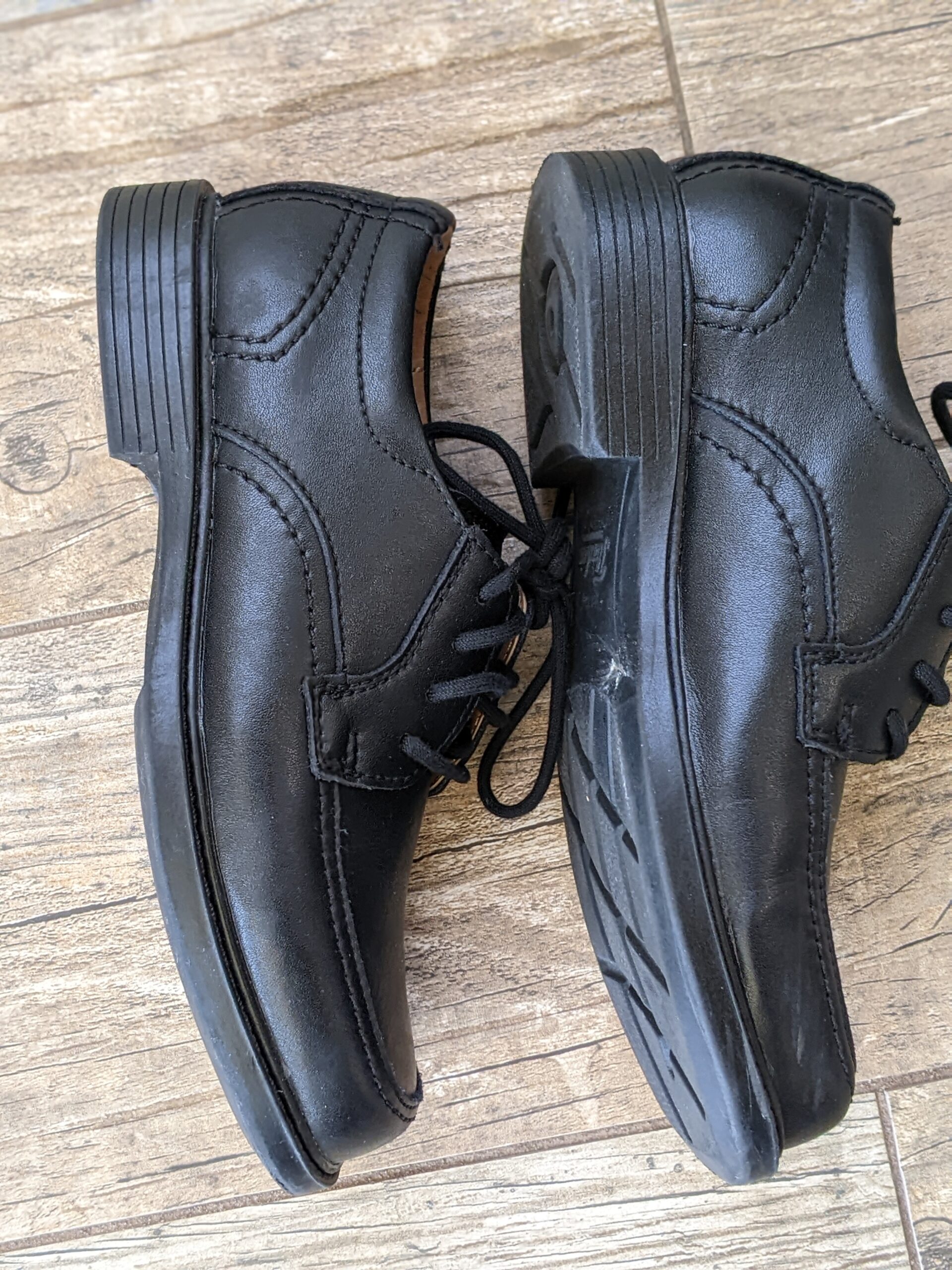 Lot # 30 – Florsheim Billings Jr. ll Black Dress shoes Kids size 2.5m  (worn once w/ box) - Image 3