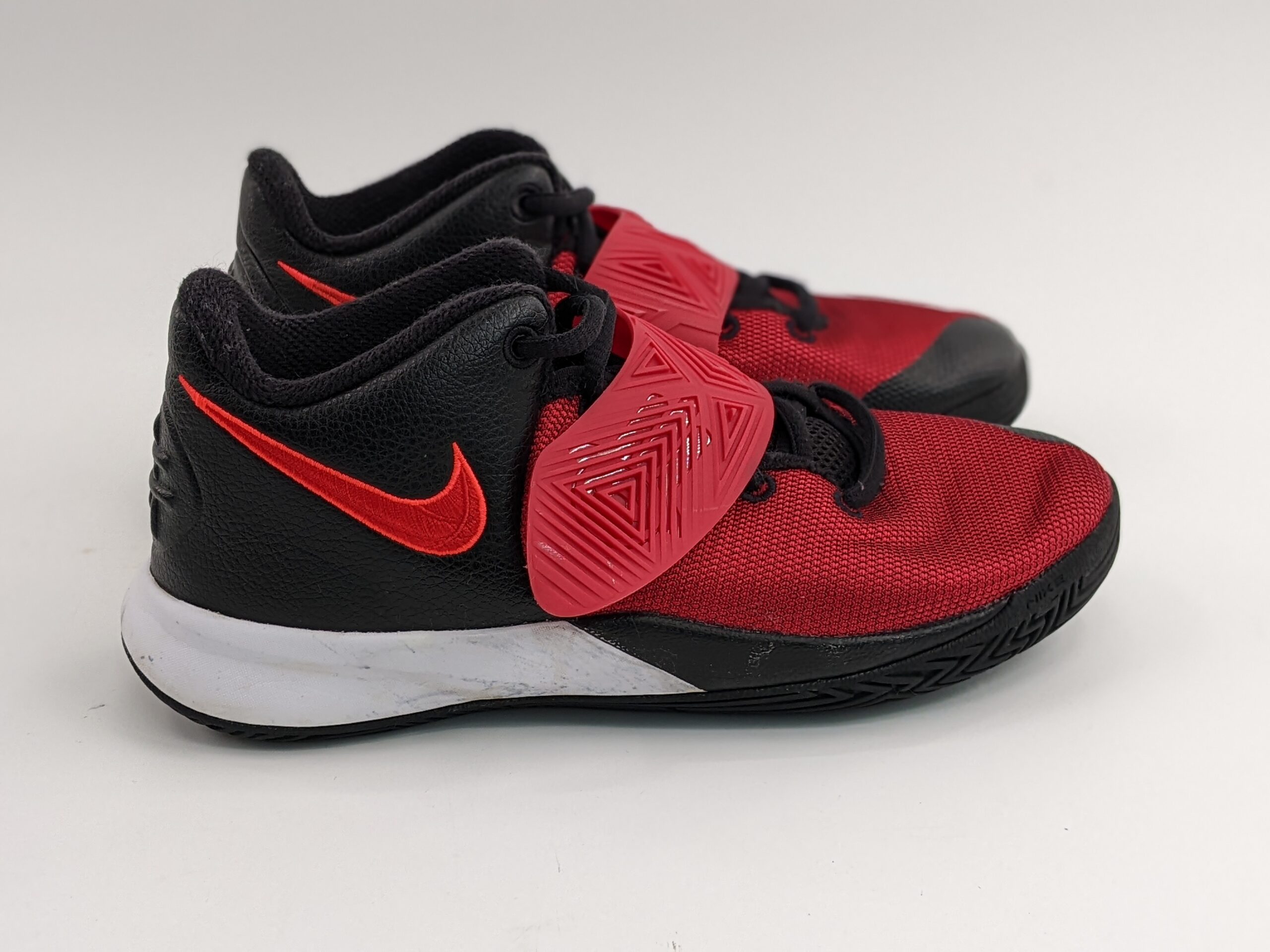 Lot # 33 – Nike Kyrie Flytrap lll Youth Basketball shoes Size-1.5Y  (Gently used)