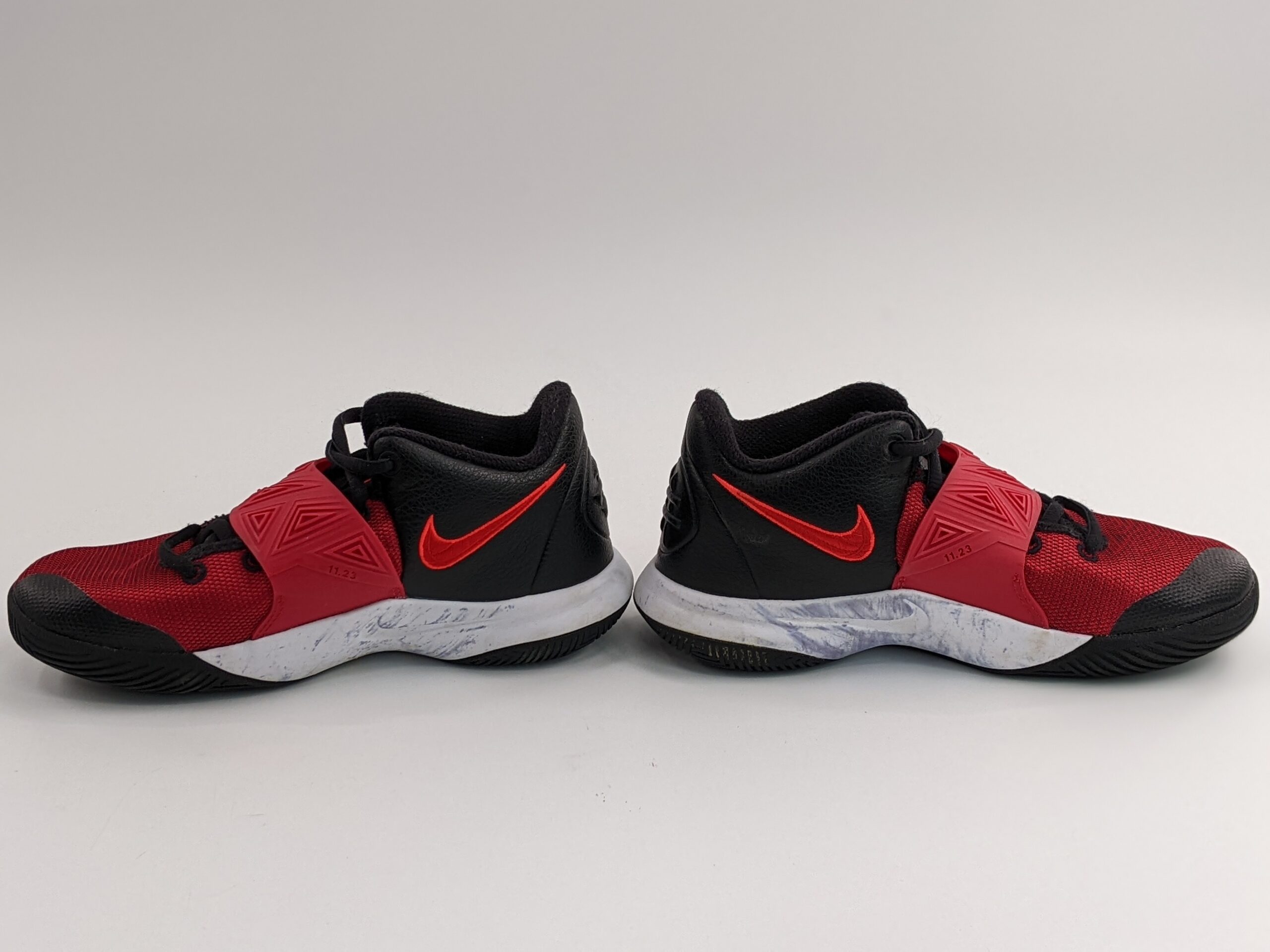 Lot # 33 – Nike Kyrie Flytrap lll Youth Basketball shoes Size-1.5Y  (Gently used) - Image 3