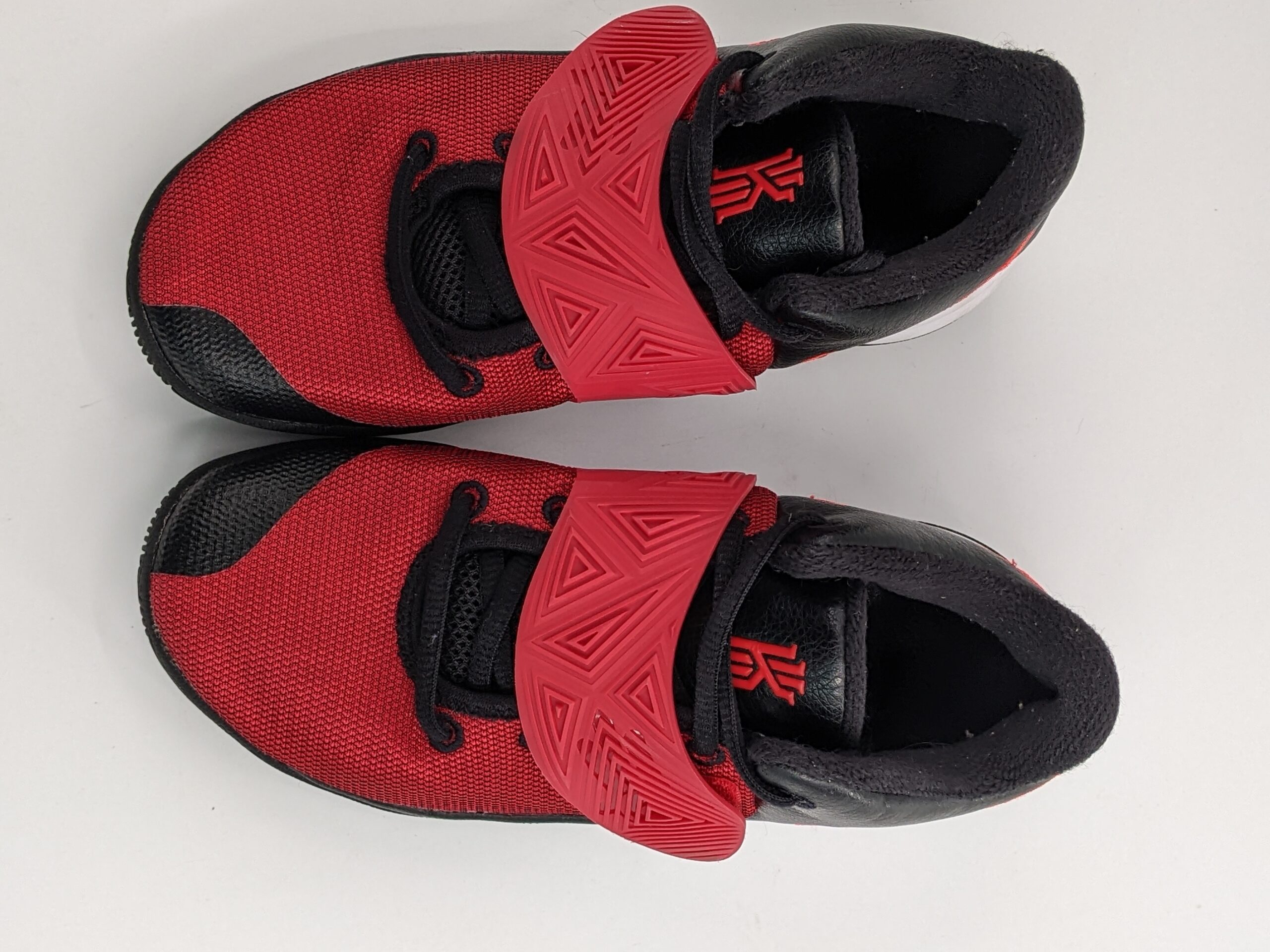 Lot # 33 – Nike Kyrie Flytrap lll Youth Basketball shoes Size-1.5Y  (Gently used) - Image 4