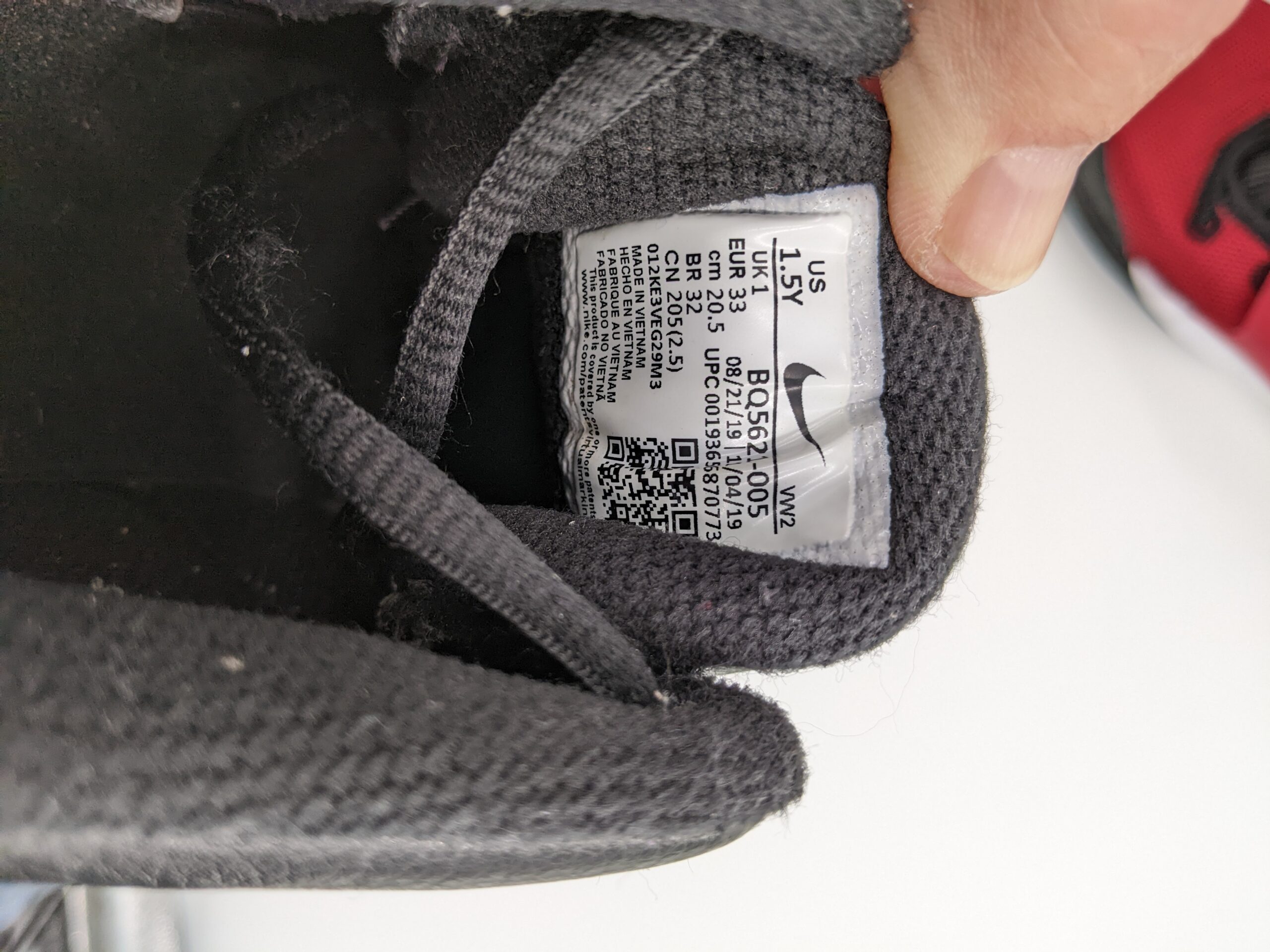 Lot # 33 – Nike Kyrie Flytrap lll Youth Basketball shoes Size-1.5Y  (Gently used) - Image 5