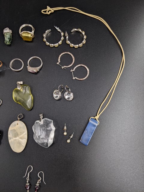 Lot # 88 – Jewlery Lot – earrings, rings, pendants – unique pieces - Image 3