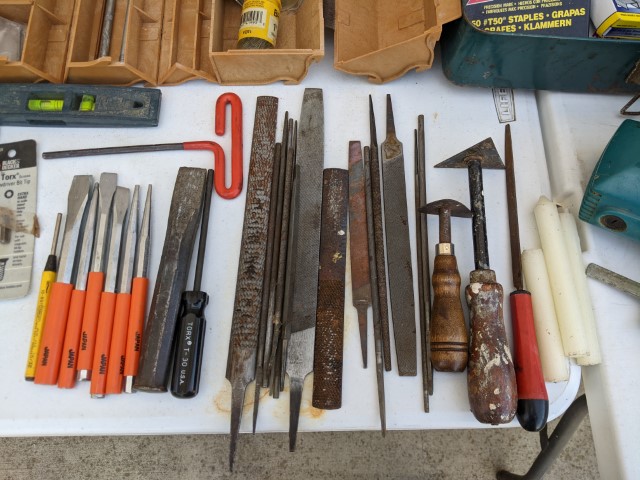 Lot # 90 – Huge Tool Lot – Makita 110mm circular saw, Makita 13mm angle drill, Bosch 1606 router, Skill saw, wood-working tools, and much more! - Image 15