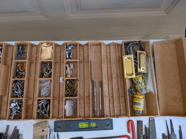 Lot # 90 – Huge Tool Lot – Makita 110mm circular saw, Makita 13mm angle drill, Bosch 1606 router, Skill saw, wood-working tools, and much more! - Image 20