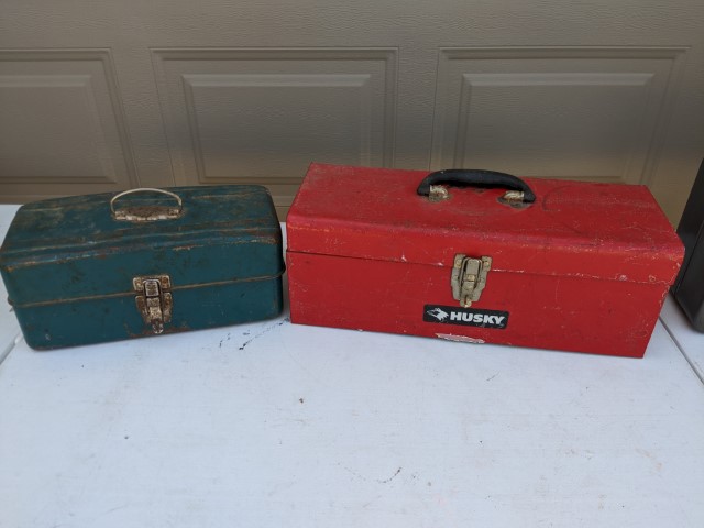 Lot # 90 – Huge Tool Lot – Makita 110mm circular saw, Makita 13mm angle drill, Bosch 1606 router, Skill saw, wood-working tools, and much more! - Image 25