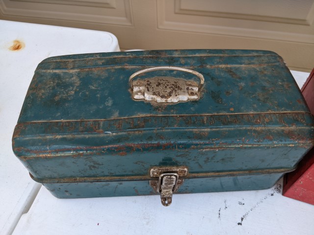 Lot # 90 – Huge Tool Lot – Makita 110mm circular saw, Makita 13mm angle drill, Bosch 1606 router, Skill saw, wood-working tools, and much more! - Image 2